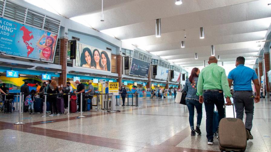 Autoridades resuelven dificultades de turistas canadienses varados por pruebas PCR