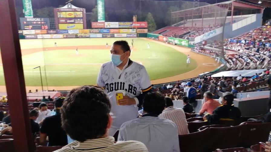 Fanáticos entraron al parque ayudados por sus equipos y otros por peloteros