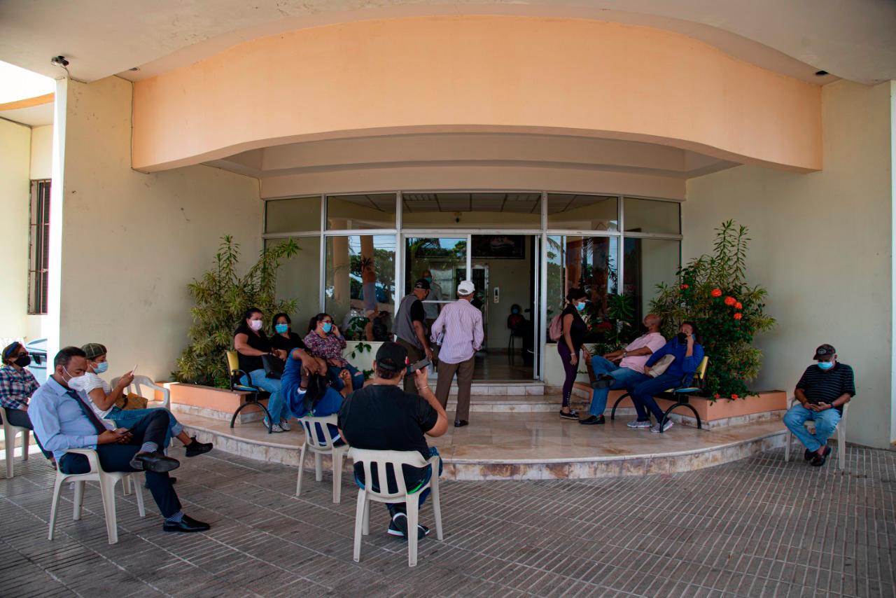 Además de los medios de la prensa, sus familiares tuvieron la oportunidad de tomarse la muestra.