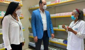 Director Promese recorre Farmacias del Pueblo; agiliza entrega de medicamentos