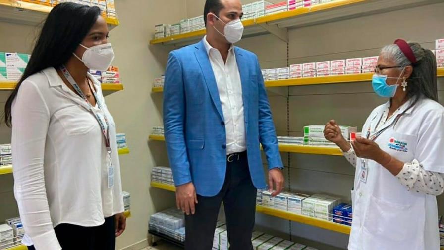 Director Promese recorre Farmacias del Pueblo; agiliza entrega de medicamentos