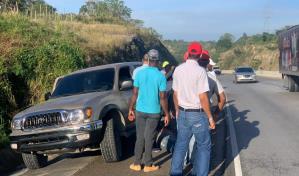 Hombre cae de camioneta en movimiento en la autopista El Coral 