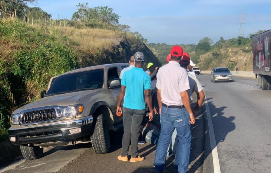 Hombre cae de camioneta en movimiento en la autopista El Coral 