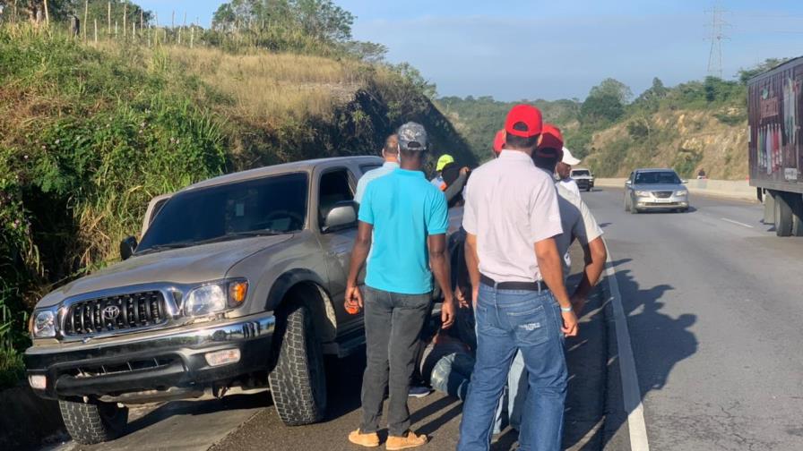 Hombre cae de camioneta en movimiento en la autopista El Coral Hombre cae de camioneta en movimiento en la autopista El Coral