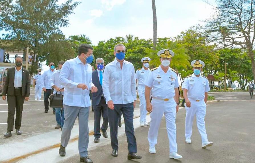 Abinader entrega el remodelado club de oficiales de la Armada Dominicana