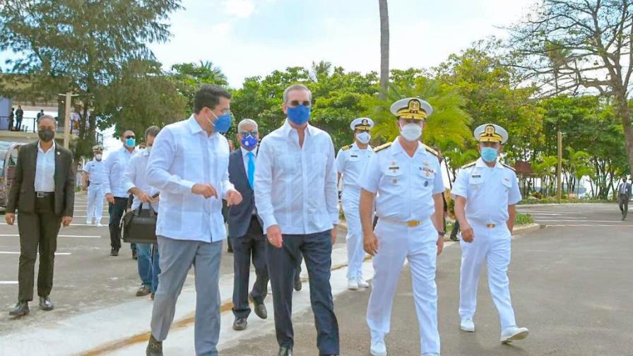 Abinader entrega el remodelado club de oficiales de la Armada Dominicana