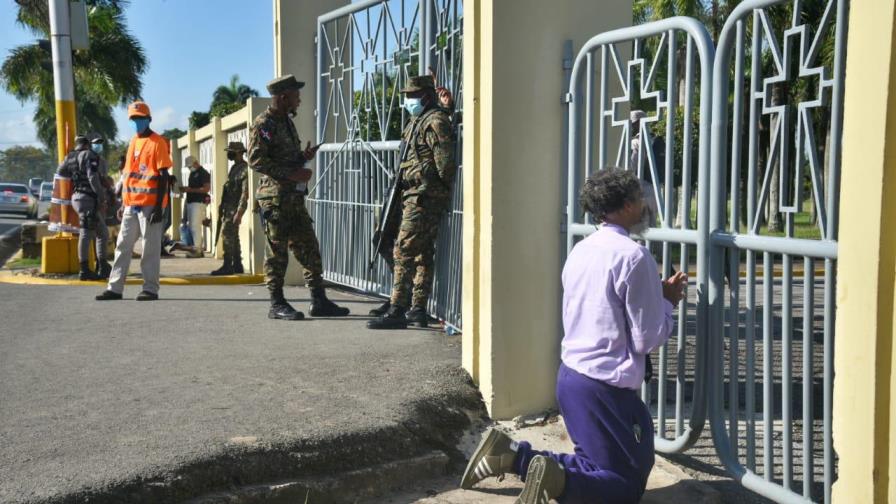 Agentes policiales custodian la Basílica de Higüey para evitar aglomeraciones 