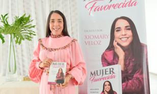 Presentan libro “Mujer favorecida” de Xiomari Veloz