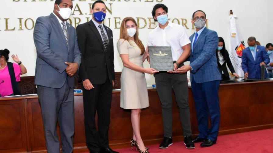 ADN reconoce al presidente de la Fundación Raymond Rodríguez por sus aportes a la juventud