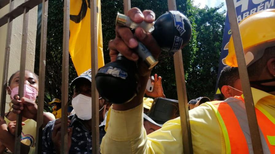 Legisladores catalogan de vandalismo acciones de grupo que exige 30 % de AFP; Botello se defiende Legisladores catalogan de vandalismo acciones de grupo que exige 30 % de AFP; Botello se defiende