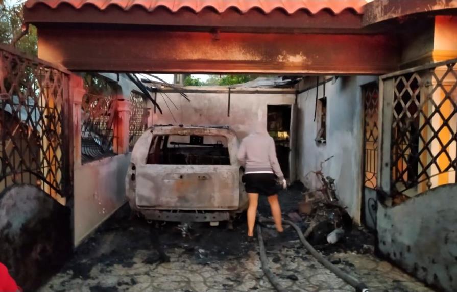 VIDEO | Familia salva su vida luego que desconocidos incendiaran su casa mientras dormían 