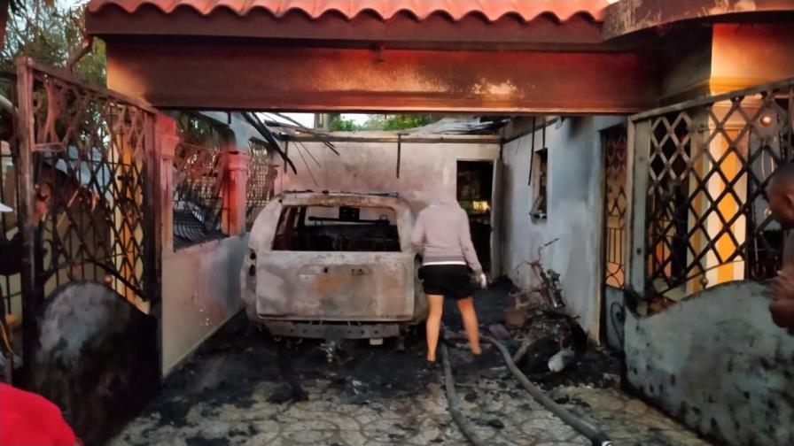 VIDEO | Familia salva su vida luego que desconocidos incendiaran su casa mientras dormían 