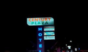 Autoridades intervienen plaza de Santiago por violación del toque de queda