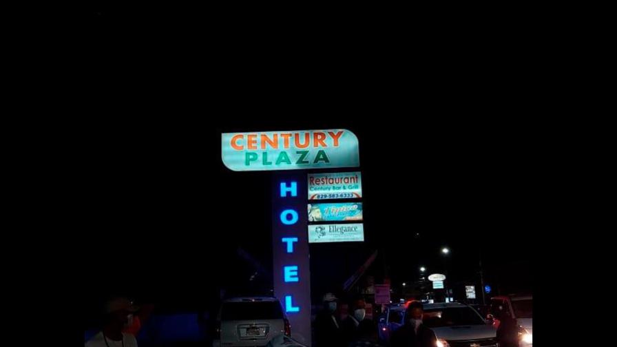 Autoridades intervienen plaza de Santiago por violación del toque de queda Autoridades intervienen plaza de Santiago por violación del toque de queda