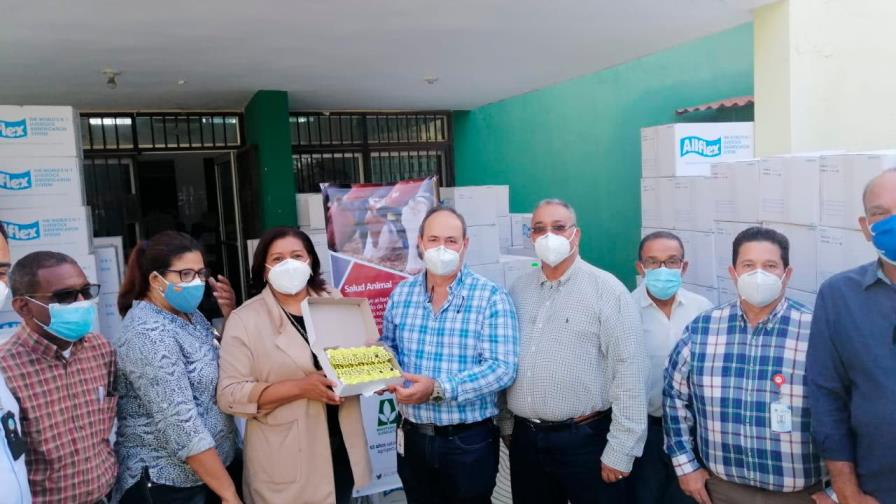 Organismo internacional entrega 100,000 aretes a la Dirección de Ganadería