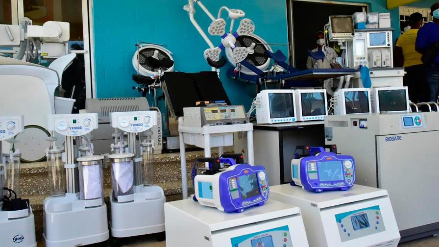 SNS entrega RD$12 millones en equipos a hospitales en El Valle y Sabana de la Mar