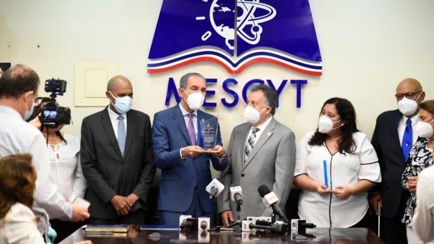 Mescyt rinde homenaje póstumo a Ligia Leroux de Ramírez