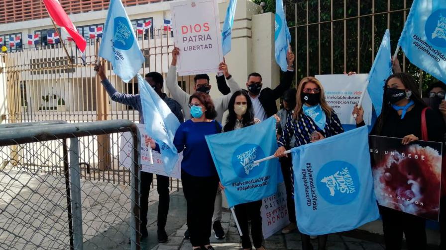 Manifestantes pro vida y pro aborto se concentran frente al Congreso Nacional 