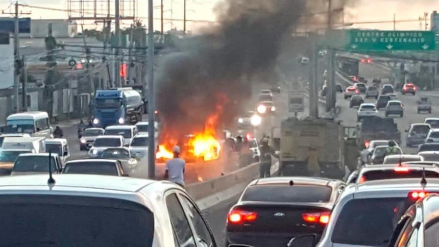 Tanque de GLP arde en la John F. Kennedy a la hora pico