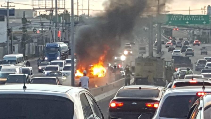 Se incendia vehículo en la avenida John F. Kennedy