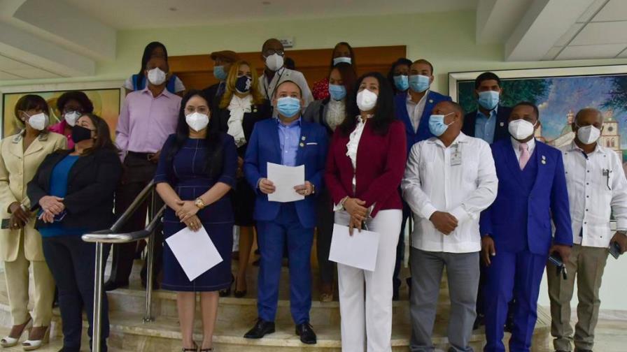 Regidores de Santo Domingo echan atrás aumento salarial a través de viáticos