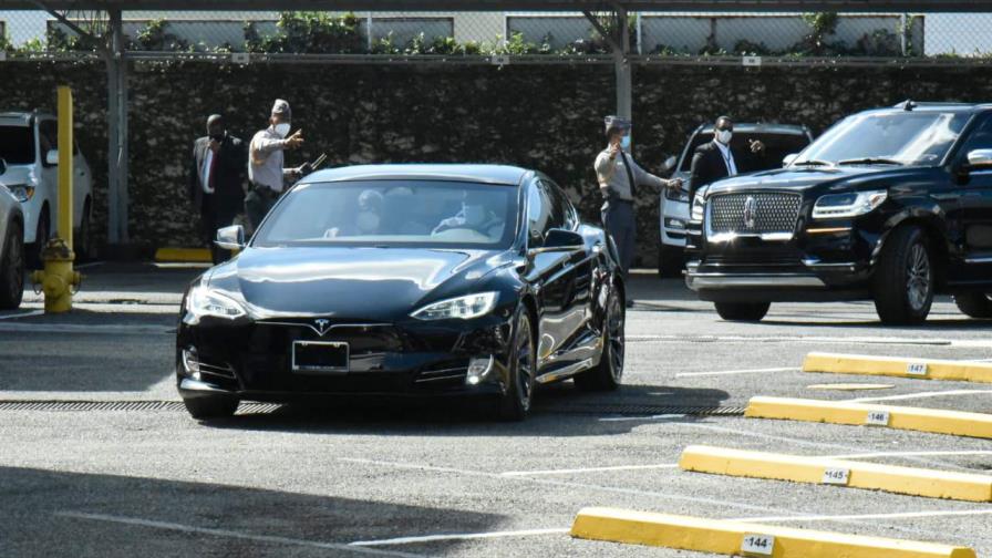 El presidente Luis Abinader se traslada en Tesla en sus diligencias en Santo Domingo