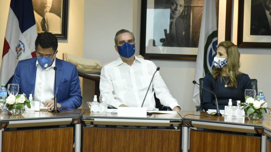 Abinader se reúne con miembros de la Comisión Multisectorial Marca País