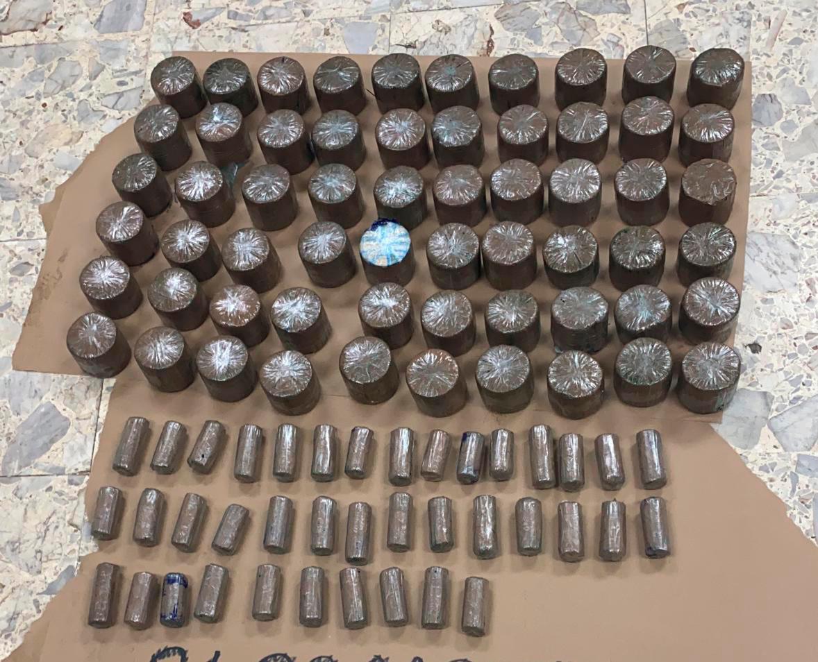 Otros tubos de metal en forma cilíndrica con la droga dentro.
