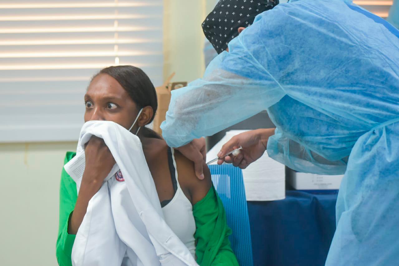 La jornada de vacunación en este centro de salud continuará mañana, según informaciones oficiales.