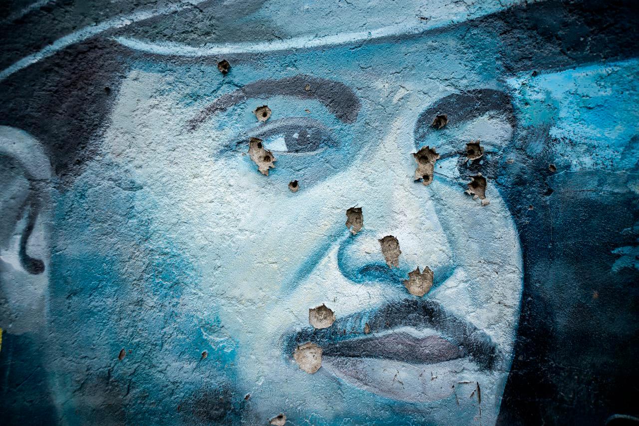 Mural en honor al coronel Francisco Alberto Caamaño Deñó fue afectado por actos vandálicos.