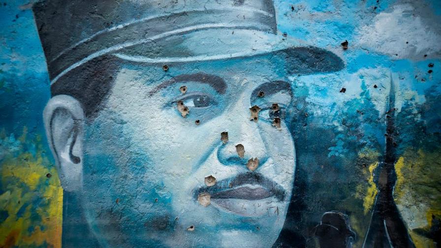 Desaprensivos dañan mural en honor a Caamaño Deñó con tiros al blanco Desaprensivos dañan mural en honor a Caamaño Deñó con tiros al blanco