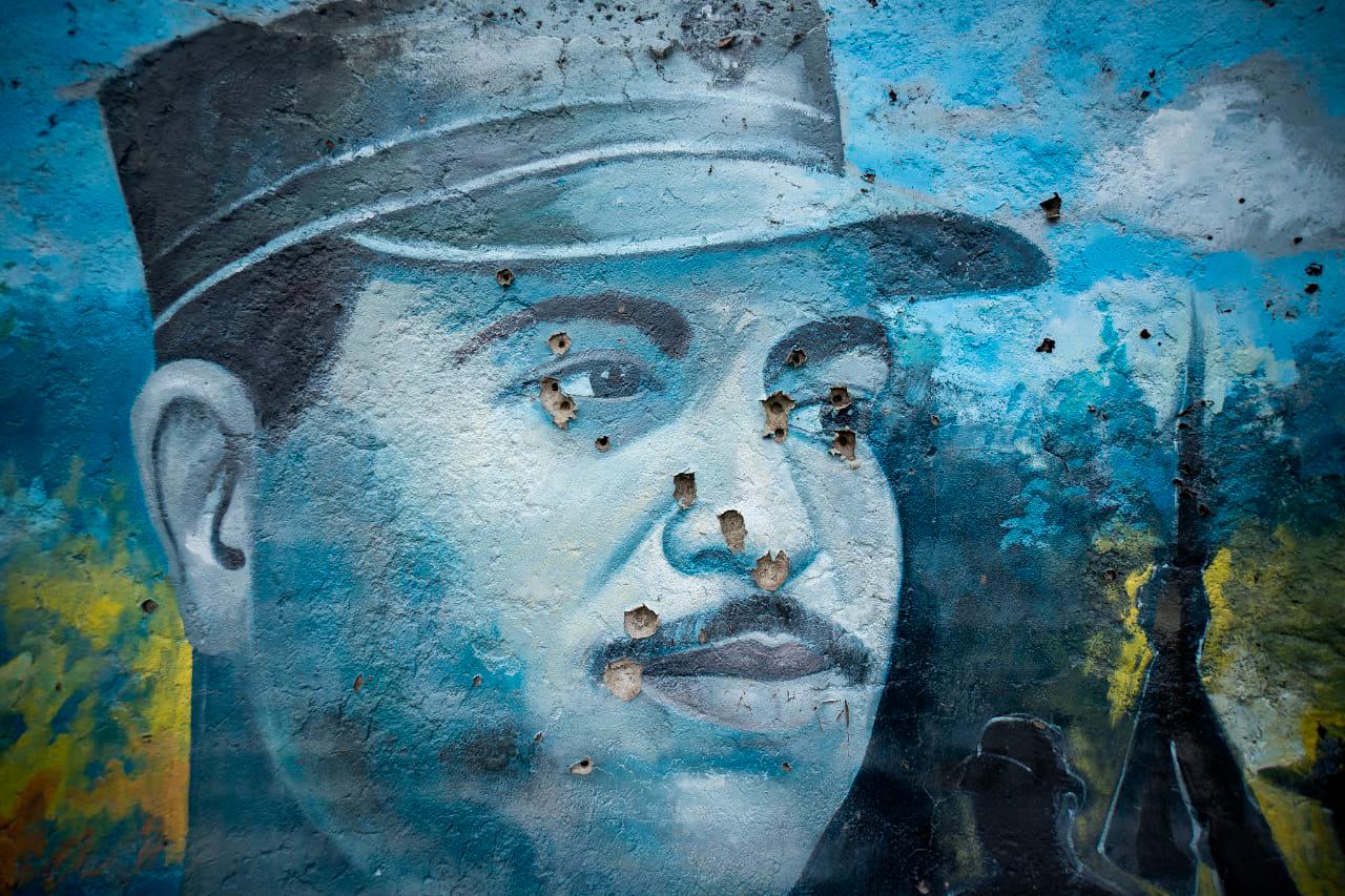 Mural en honor al coronel Francisco Alberto Caamaño Deñó fue afectado por actos vandálicos.