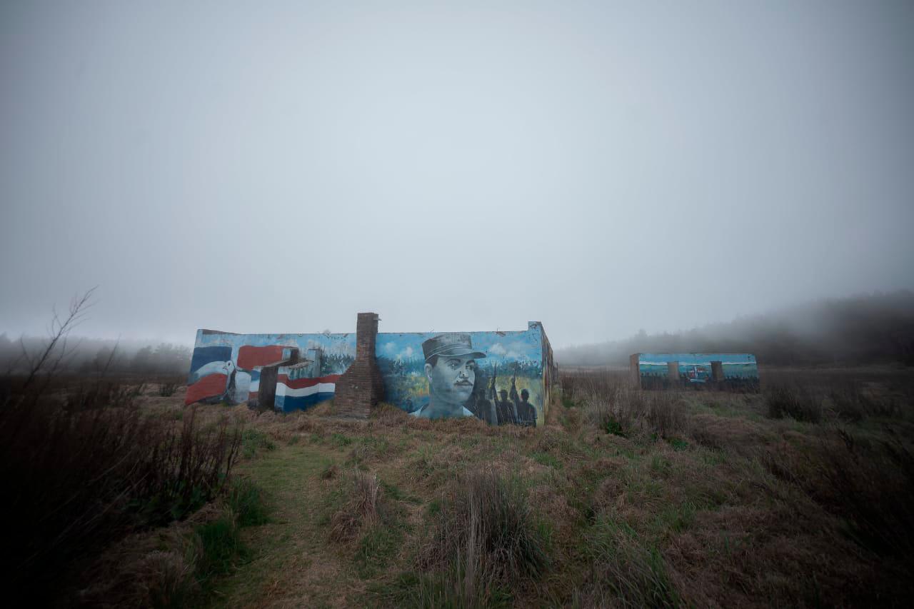 Mural en honor al coronel Francisco Alberto Caamaño Deñó fue afectado por actos vandálicos.