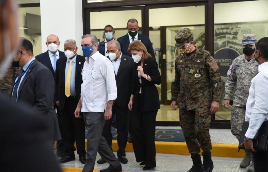 Presidente Luis Abinader llega al hospital Ramón de Lara, acompañado de la vicepresidenta