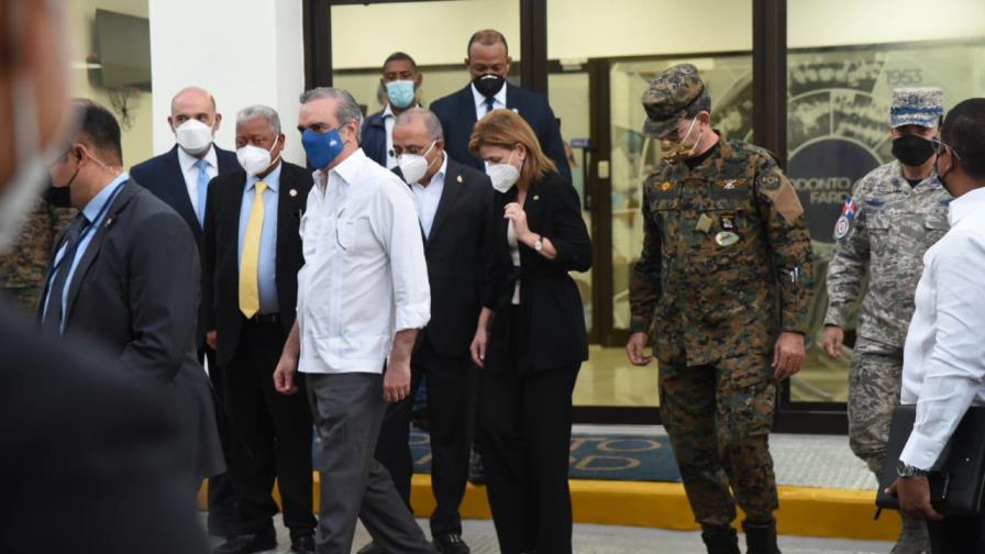 Presidente Luis Abinader llega al hospital Ramón de Lara, acompañado de la vicepresidenta