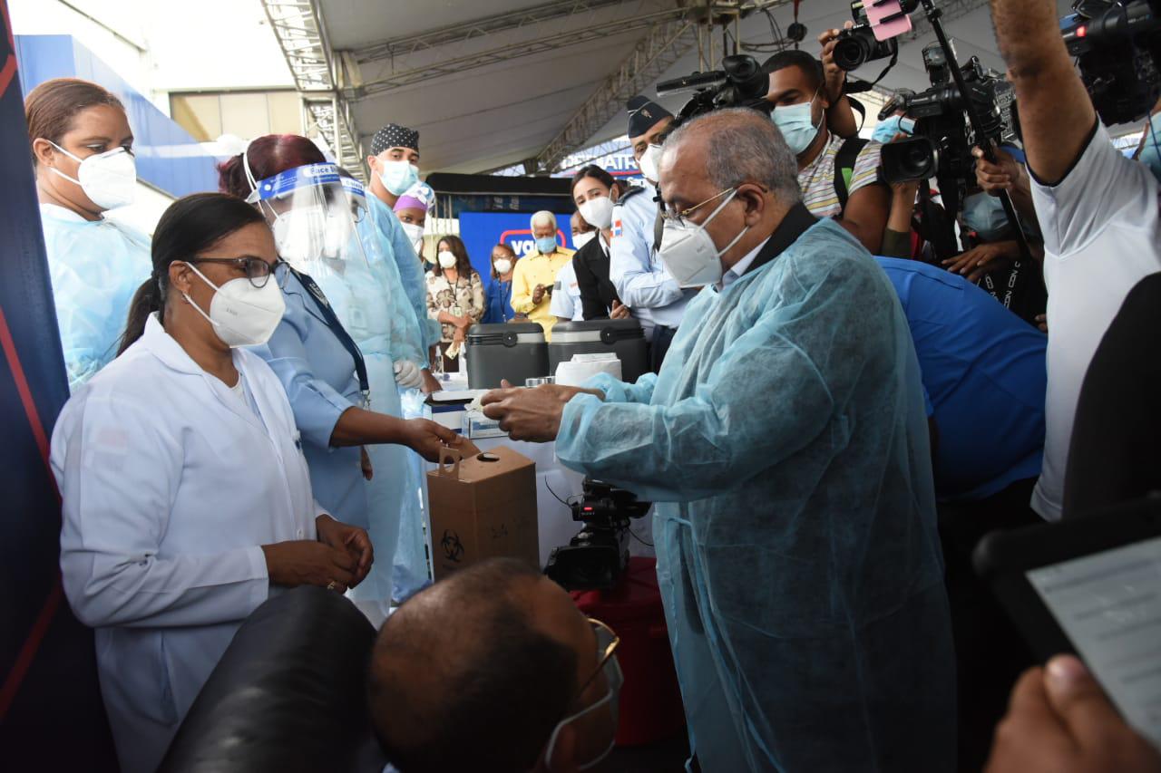 El ministro de Salud Pública, Plutarco Arias, fue el encargado de administrar las primeras dosis de la vacuna anticovid en suelo dominicano. (Foto: Eddy Vittinni)