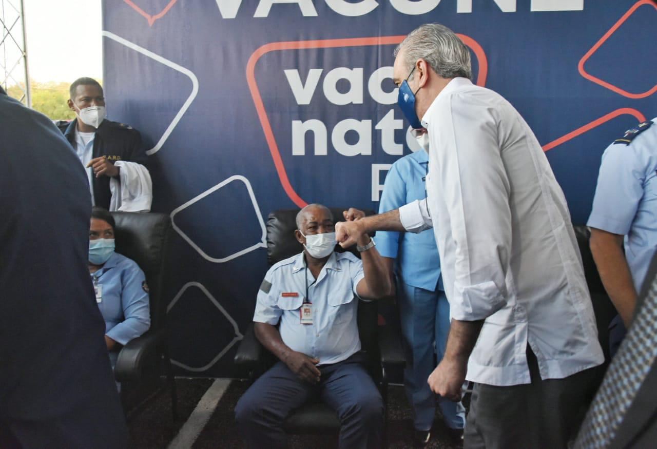 El presidente Luis Abinader encabezó el acto que dio inicio al programa denominado Vacúnate RD, con el que el gobierno nacional espera inmunizar a más de 7.8 millones de ciudadanos. (Foto: Eddy Vittini)