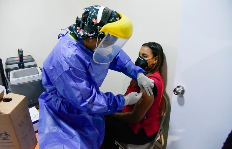 Avanza Plan de Vacunación del personal de salud en República Dominicana 