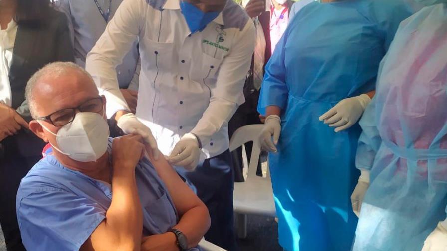 Autoridades de salud inician vacunación contra el COVID-19 en el hospital Hato Mayor