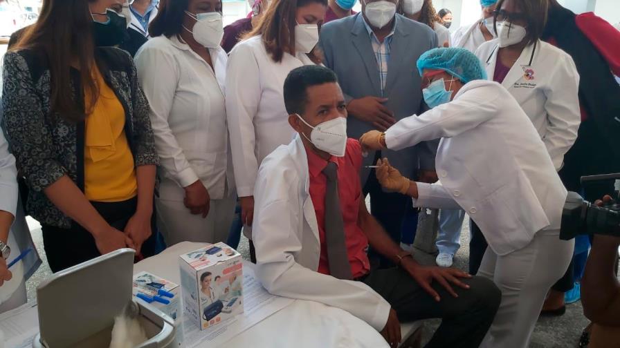 Hospital Robert Reid Cabral inicia plan de vacunación contra la COVID-19