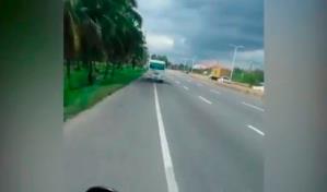 Video | Persecuci&oacute;n de "pel&iacute;cula" a un autob&uacute;s en v&iacute;a contraria en la autopista Las Am&eacute;ricas