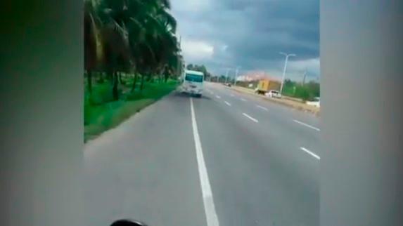 Video | Persecución de “película” a un autobús en vía contraria en la autopista Las Américas