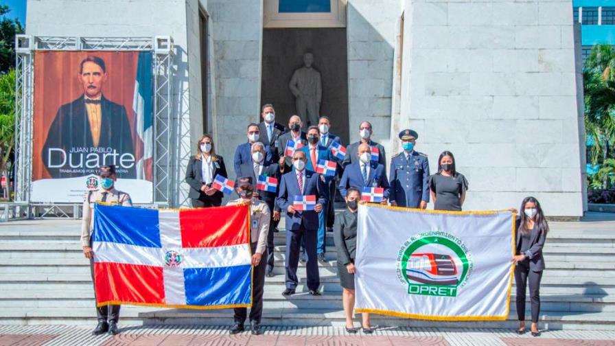 Opret rinde honor a la patria con entrega de ofrenda floral