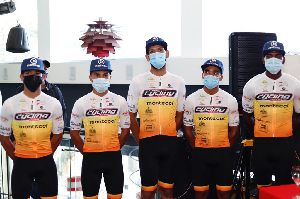 Miembros del equipo Vega Cycling Team, de La Vega, que participará en la versión 42 de la Vuelta Ciclística Independencia Nacional, que arranca el lunes 22 de febrero. (Fuente externa)
