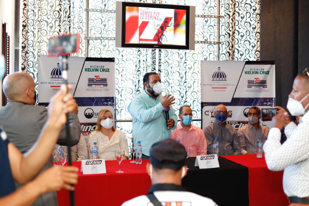 El senador Rogelio Genao, de La Vega, anuncia un aporte de RD$150 mil para el equipo Vega Cycling Team, que participará en la Vuelta Independencia Nacional. (Fuente externa)