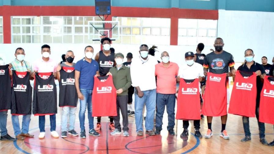 Entregan útiles para los entrenamientos de los equipos de la LBO Entregan útiles para los entrenamientos de los equipos de la LBO