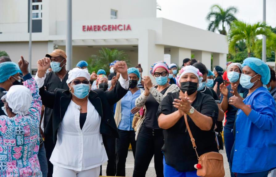 Empleados de enfermería del hospital Ney Arias Lora exigen aumento de salario