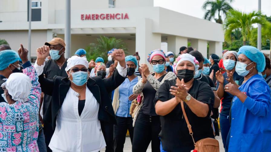 Empleados de enfermería del hospital Ney Arias Lora exigen aumento de salario