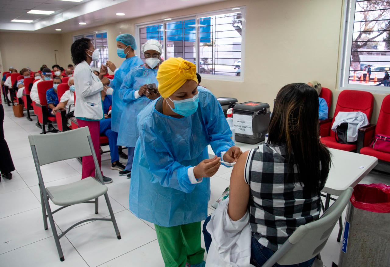 El hospital Moscoso Puello fue uno de los primero en iniciar la inoculación de su personal. 