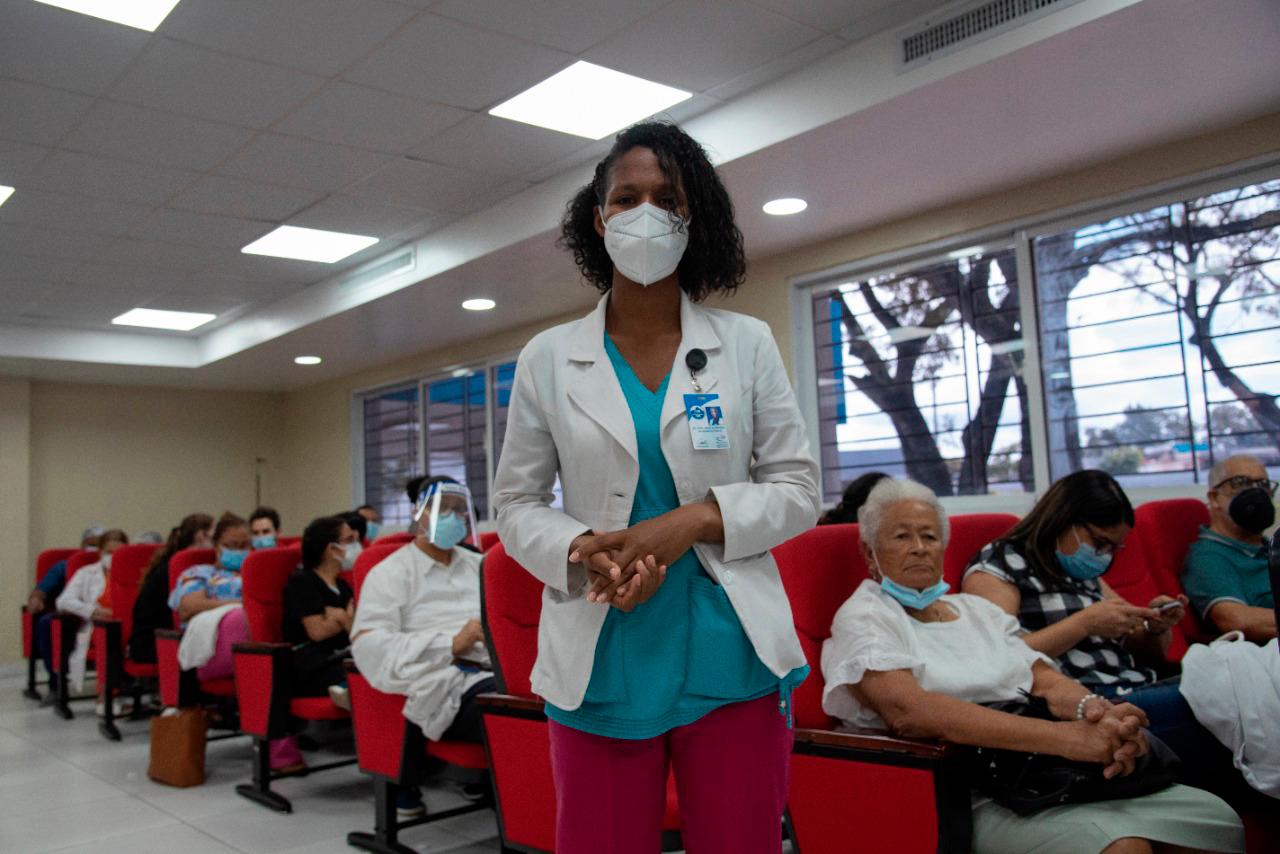 La encargada de la unidad COVID-19, Indira Jiménez, primera vacunada del Moscoso Puello. 